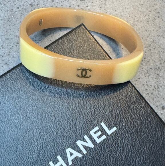 Chanel CC Coco Mark Vintage Beige Bangle Bracelet 8" 01A Authentic CoA - Picture 1 of 3